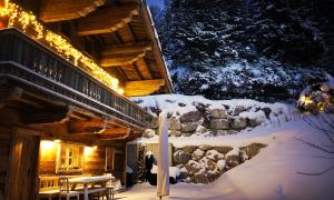 Luxury old wood mountain chalet in a sunny secluded location with gym, sauna & whirlpool durante el invierno