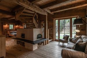 Un lugar para sentarse en Luxury old wood mountain chalet in a sunny secluded location with gym, sauna & whirlpool