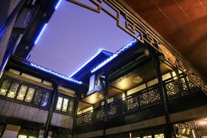 un edificio con una luce blu sopra di esso di Buddha Zen Hotel a Chengdu