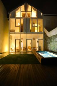 une grande chambre avec une piscine et un bâtiment dans l'établissement Ocean Porto - Beach House, à Matosinhos