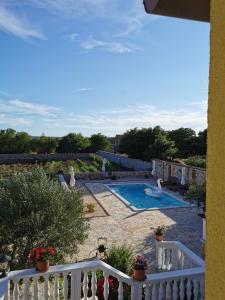 - une vue depuis le balcon d'une villa avec piscine dans l'établissement Holiday home Iva with pool, à Sukošan