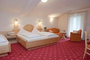 A bed or beds in a room at Hotel Garni Rifflsee