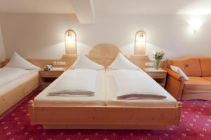 A bed or beds in a room at Hotel Garni Rifflsee