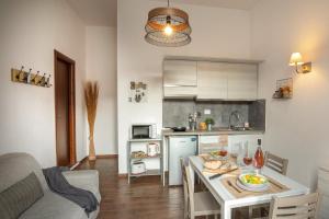 una cucina con tavolo e una sala da pranzo di Fornaci Vatican Flat a Roma