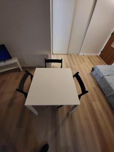 a white table in a room with a bed at Charmant studio Porte St Cloud in Boulogne-Billancourt