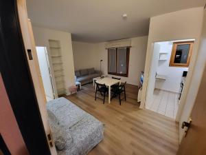 a living room with a table and a couch at Charmant studio Porte St Cloud in Boulogne-Billancourt