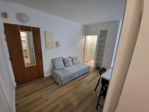 a bedroom with a bed and a table and a desk at Charmant studio Porte St Cloud in Boulogne-Billancourt