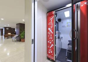 un panneau rouge et blanc sur une porte dans une pièce dans l'établissement Koriyama - Hotel / Vacation STAY 45306, à Koriyama