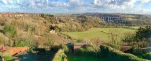 Blick auf ein Tal mit einer Brücke in der Ferne in der Unterkunft The View at 52, Whitby in Whitby