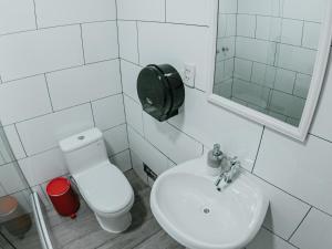 A bathroom at Alpes Lima Kennedy Hostel