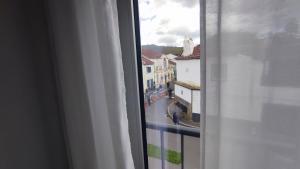 una ventana con vistas a una calle de la ciudad en Atlantic 3 Bicas - Furnas, en Furnas