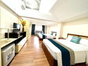 Una cama o camas en una habitación de Hoa De Nhat Hotel- Sân Bay Tân Sơn Nhất