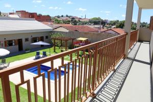 balcón con vistas a un patio en Pousada das Bandeiras, en Olímpia