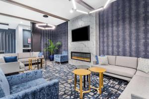 Televisyen dan/atau pusat hiburan di LaQuinta Suites by Wyndham South Bend Notre Dame Area