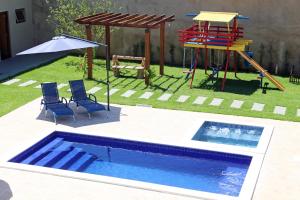 - Piscina con 2 sillas y parque infantil con tobogán en Pousada das Bandeiras, en Olímpia