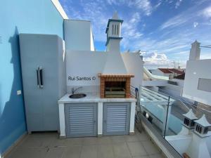 einen Balkon mit einem Waschbecken auf einem Gebäude in der Unterkunft Manta Villa 2 in Manta Rota