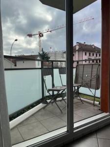 balkon z krzesłem i dźwigiem na budynku w obiekcie Joli T2 dans Annecy w Annecy