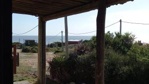 een uitzicht op de oceaan vanaf de veranda van een huis bij Agua Corazones in San Luis