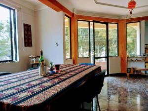 ein Zimmer mit einem Tisch und einer Flasche Wein darauf in der Unterkunft La Casita Feliz...!!! in Cochabamba