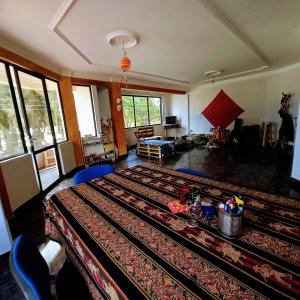 ein Wohnzimmer mit einem großen Teppich auf dem Boden in der Unterkunft La Casita Feliz...!!! in Cochabamba