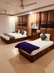 Tempat tidur dalam kamar di Hotel Cozy Cave Delhi Aiport