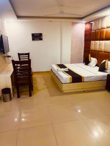 Tempat tidur dalam kamar di Hotel Cozy Cave Delhi Aiport