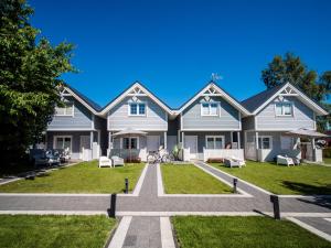 een groot huis met een pad ervoor bij Holiday Bay in Władysławowo