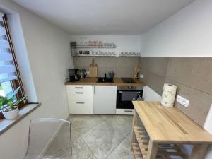 Schöne Ferienwohnung mit Jacuzzi in Hinterzarten 주방 또는 간이 주방