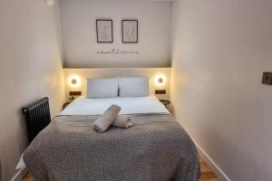 Cama ou camas em um quarto em Stunning Luxury Townhouse in Centre of Manchester