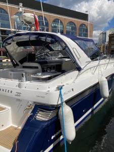 Fotografija v galeriji nastanitve Entire Boat at St Katherine Docks 2 Available select using room options v Londonu