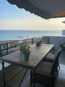 un tavolo su un balcone con vista sull'oceano di Daydream Seaview Deluxe Home 152 by New Era in Glyfada beach Corfu a Glifada (Glyfada)