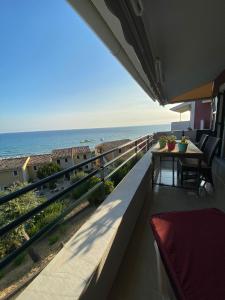 balcone con tavolo e vista sull'oceano di Daydream Seaview Deluxe Home 152 by New Era in Glyfada beach Corfu a Glifada (Glyfada)