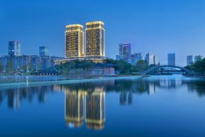 - une vue sur les toits de la ville, la rivière et les bâtiments dans l'établissement Oakwood Residence Foshan, à Foshan