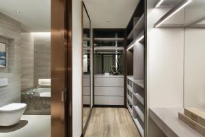 La salle de bains est pourvue de toilettes et d'un lavabo. dans l'établissement Oakwood Residence Foshan, à Foshan