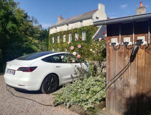 サン・マロにあるLa Haute Flourie - bed and breakfast -chambres d'hôtesの木塀の横に駐車した白車