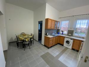 O bucătărie sau chicinetă la Tocc Apartman