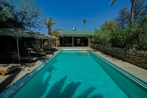 una piscina frente a una casa en Na’ankusê @ Utopia, en Windhoek