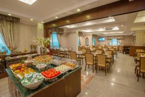 una sala banchetti con tavoli e sedie e cibo a buffet di City Tower Hotel a Kuwait