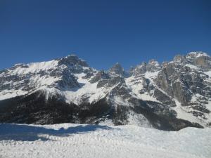 莫尔韦诺Garnì Lago Alpino的雪覆盖的山脉,有雪覆盖