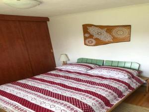 - une chambre avec un lit et une couette rouge et blanche dans l'établissement Apartment Monte Rosa, à Delnice