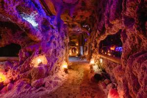 - une grotte avec des lumières violettes et violettes dans l'établissement Pensiunea Casa Zanelor, à Floreşti