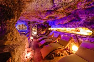 - une grotte avec quelques chaises dans l'établissement Pensiunea Casa Zanelor, à Floreşti