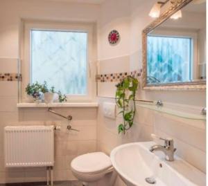 Un baño de Erdgeschoss Wohnung mit Garten