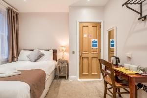 1 dormitorio con escritorio, 1 cama y escritorio sidx sidx sidx en Central Belfast Apartments Harpers, en Belfast