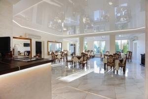 une salle à manger avec des tables et des chaises dans un bâtiment dans l'établissement Hotel Continent, à Polyana