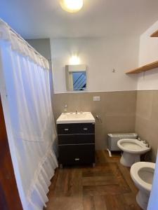 een badkamer met een wastafel en een toilet bij Casita Santa Ana Miramar Buenos Aires in Miramar