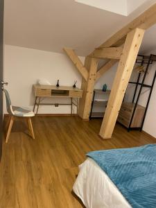 - une chambre avec un bureau et un lit dans l'établissement Gîte l'Eden à l'Est, à Colombey-les-Deux-Églises