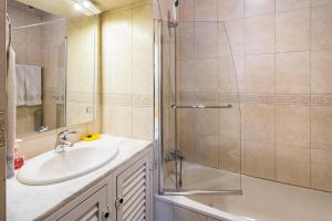 y baño con lavabo y ducha. en Private 2 Bed Apartment in Albufeira Old Town, en Albufeira