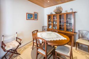 comedor con mesa de madera y sillas en Private 2 Bed Apartment in Albufeira Old Town, en Albufeira