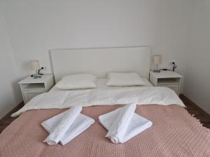 A bed or beds in a room at Star Airport Residence